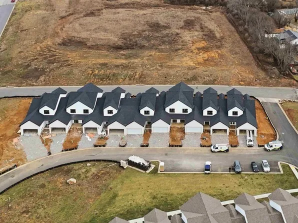 674 Hollow Creek Rd, Lexington, KY 40511