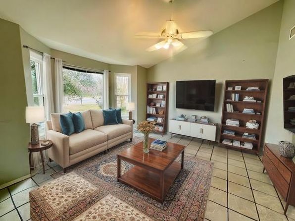 282 Spring River Dr, Martindale, TX 78655