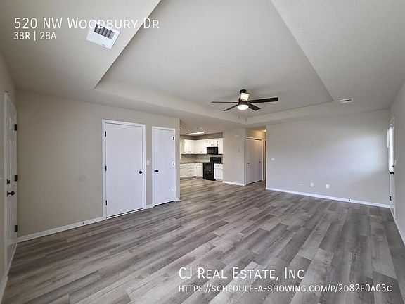 2nd image of 520 NW Woodbury Dr