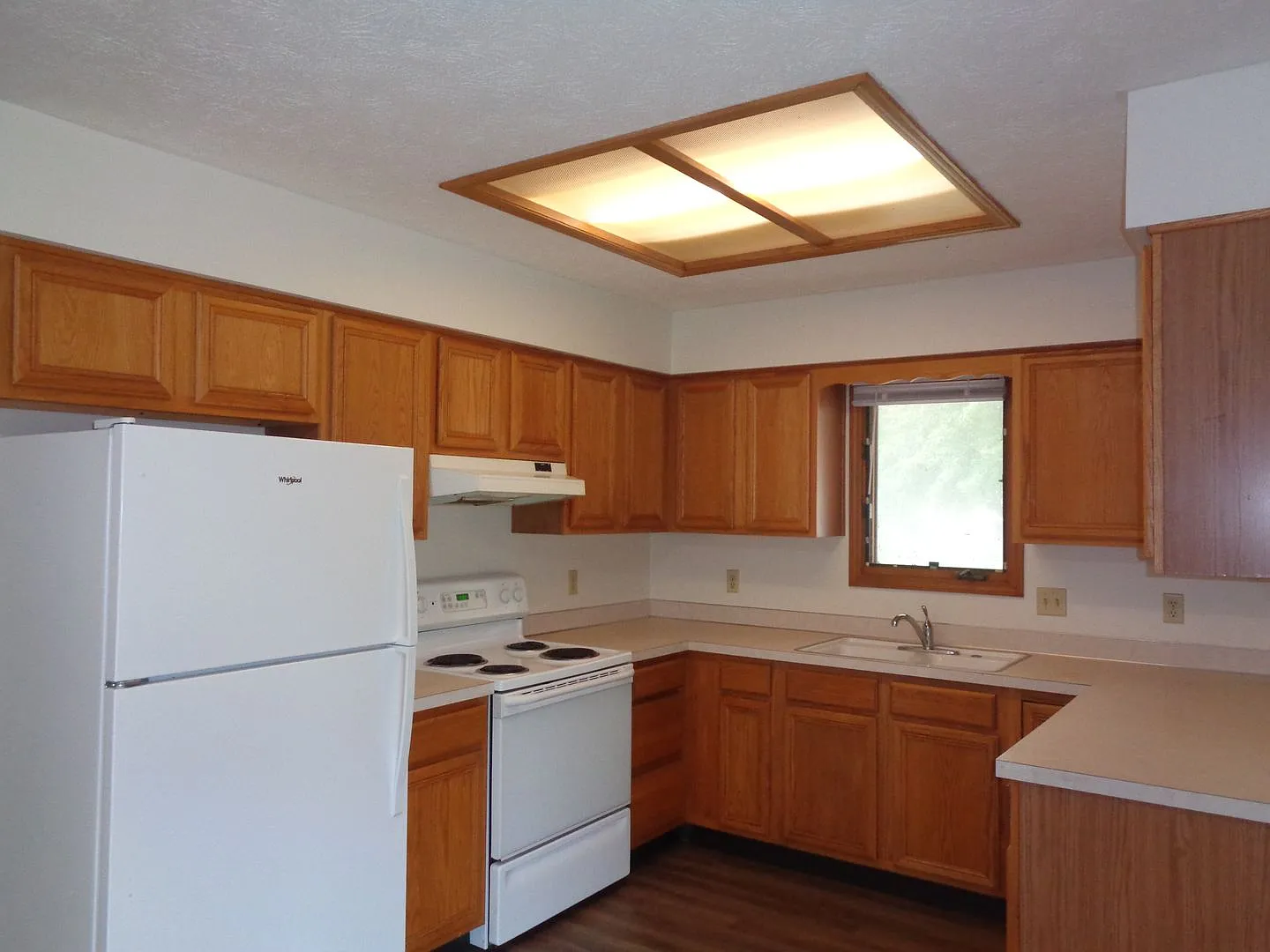 Spacious 3-Bedroom Home with Fenced Yard $1,700/mo — Photo 2