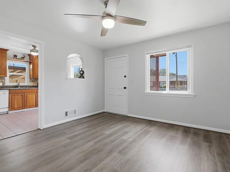 654 W Lennox St — Photo 3