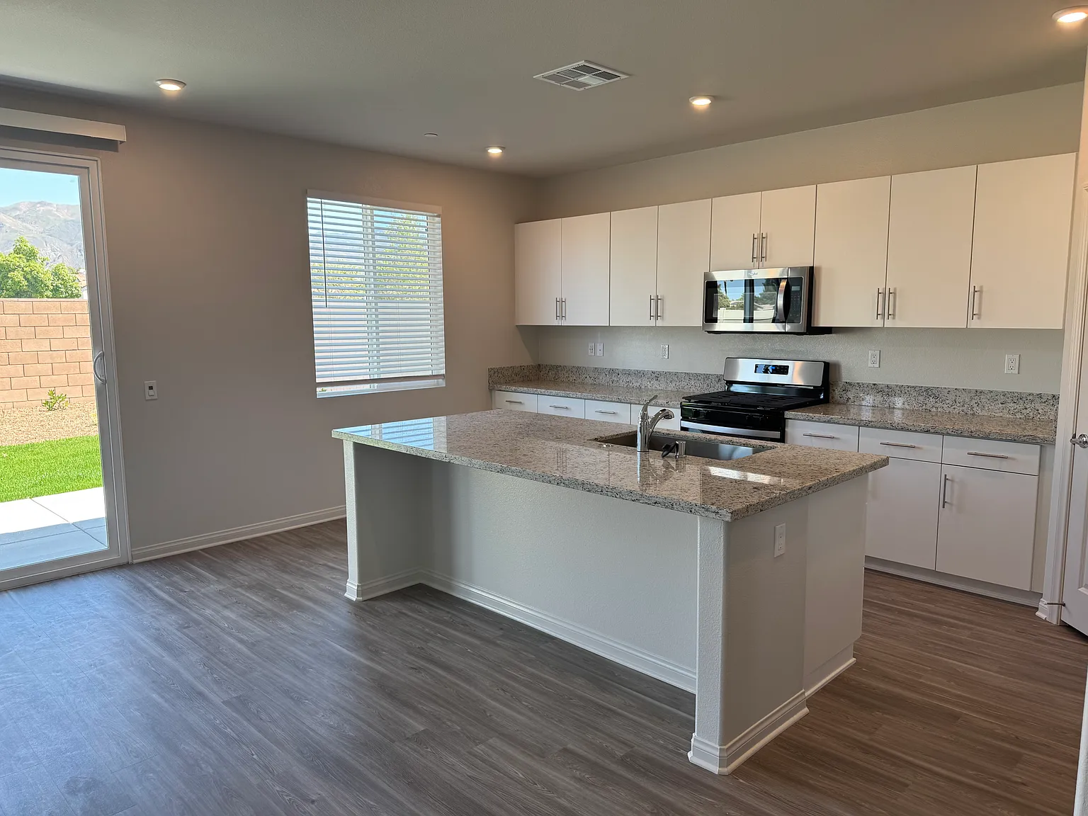 5 bed, 3.5 bath, 2677 sqft, $3,495 — Photo 3