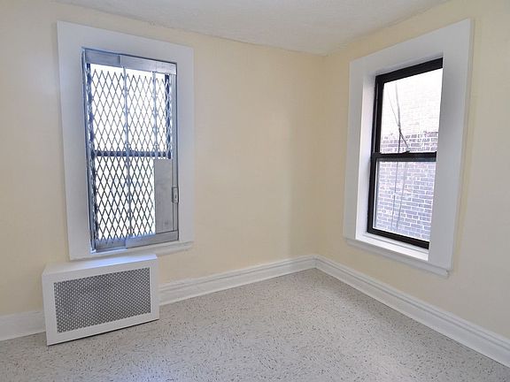 3rd image of 409 E 204th St #10