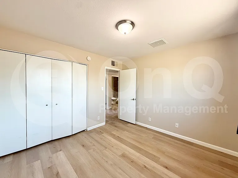 445 E Beatryce St — Photo 12