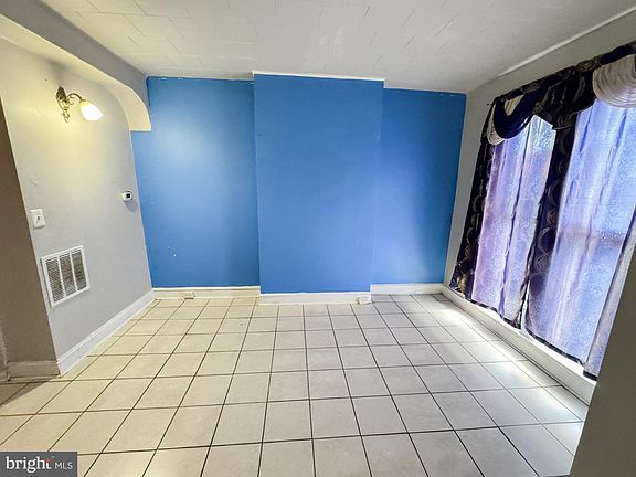 3rd image of 3732 E Lombard St