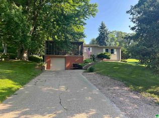 2707 Memorial Dr, Sioux City, IA 51103