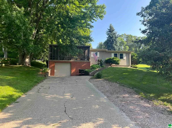 2707 Memorial Dr, Sioux City, IA 51103