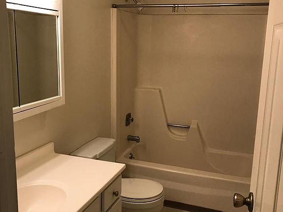 3rd image of 1608 London Square Dr