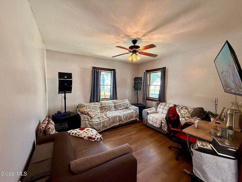 4th image of 11 Irving Avenue