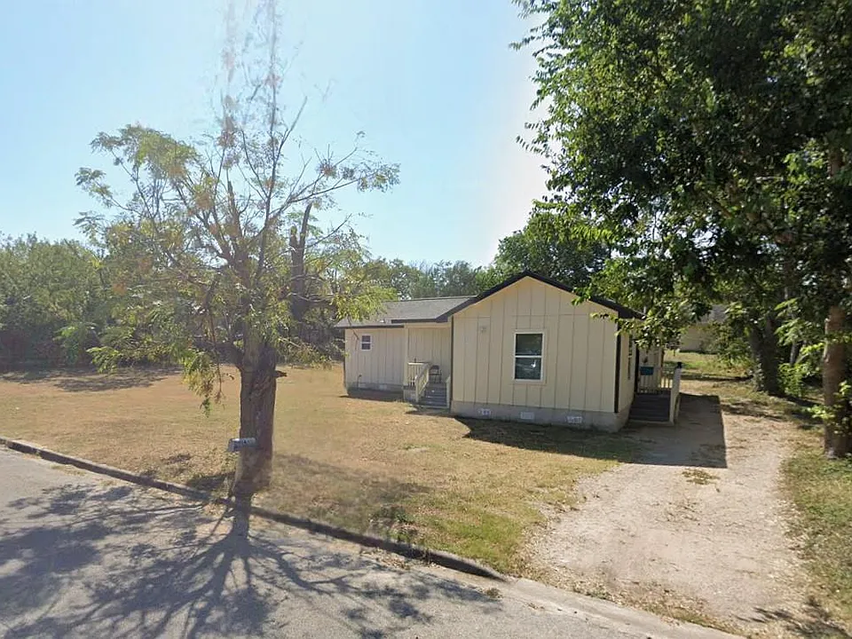 904 E Austin St