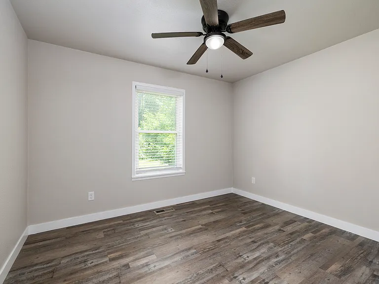 1824 N Hillcrest Ave — Photo 11