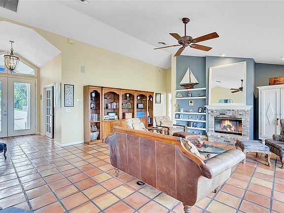 5th image of 975 Lake Front Ln