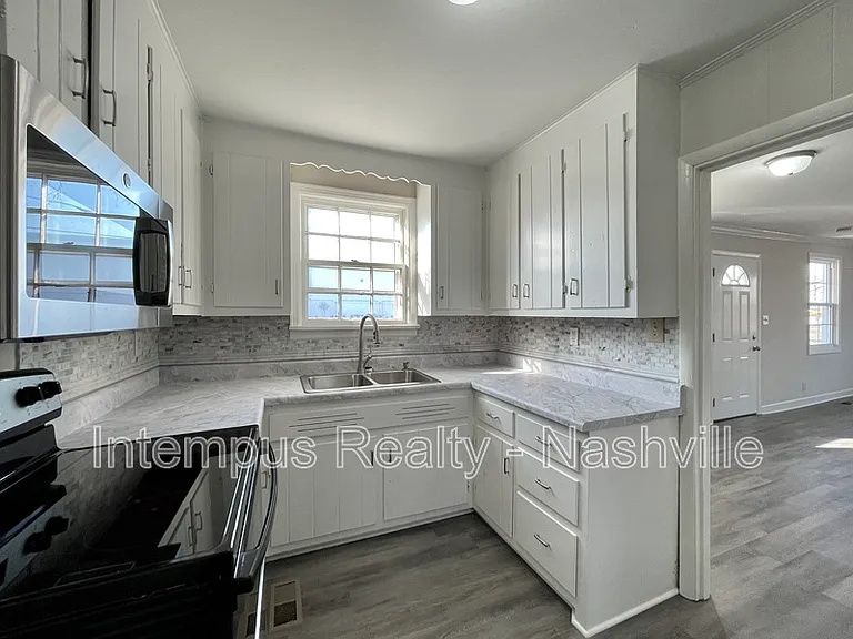 109 W Trinity Ln — Photo 7