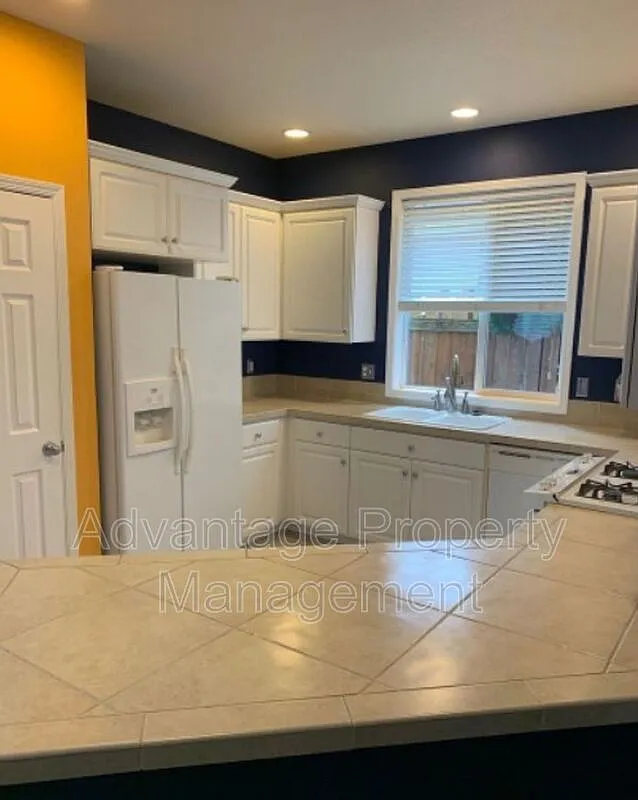 4 bed, 2.5 bath, 1924 sqft, $3,100 — Photo 2