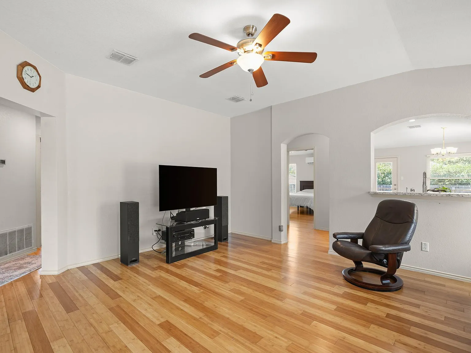 3 bed, 2.0 bath, 1415 sqft, $1,950 — Photo 4