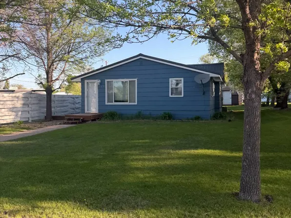 517 7th St SE, Devils Lake, ND 58301
