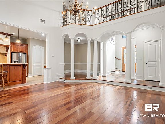 4th image of 220 Bay View Dr