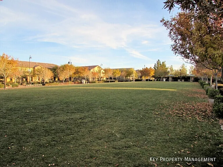2021 Brush Stroke St — Photo 19