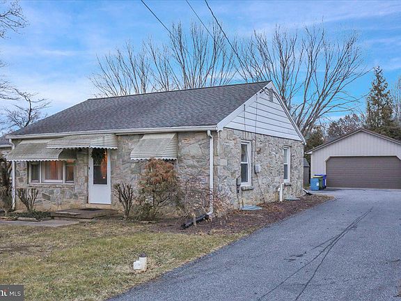 3rd image of 329 Dahlia Rd