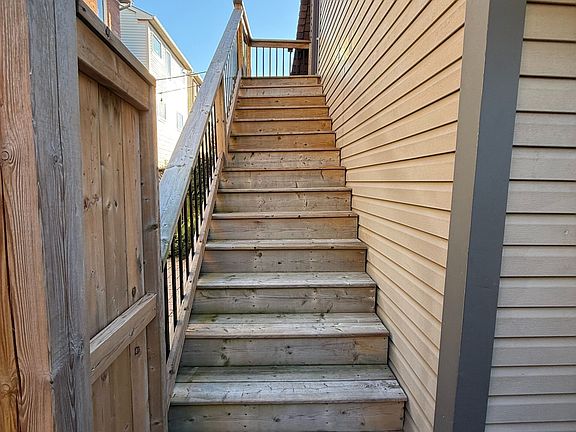 3rd image of 247 Roxton Rd