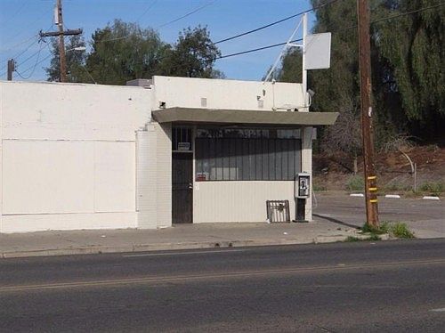 3rd image of 725 N Fresno St