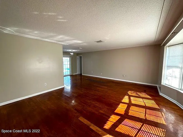 1660 Neptune Dr — Photo 3