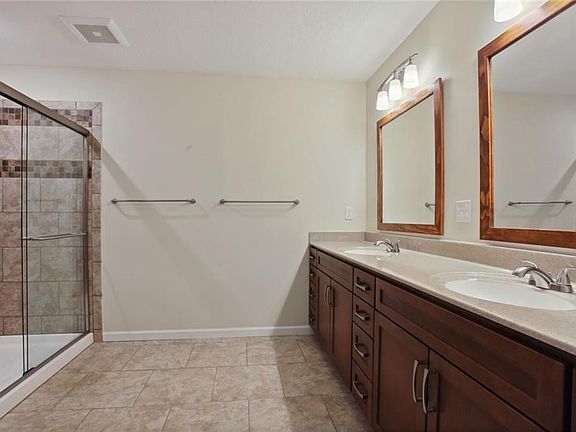 3rd image of 12017 Earnshaw St