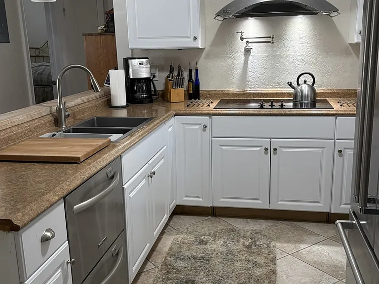 3303 Saxon Dr — Photo 8