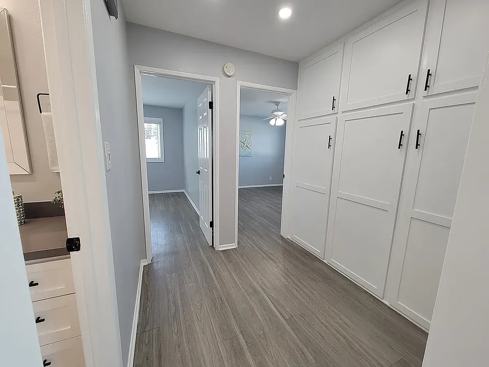 2 Bed, 1 bath double sinks