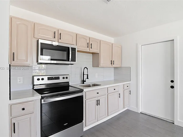 921 NW 5th Ave — Photo 10