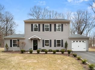 9 Arrowhead Ln, Sandy Hook, CT 06482