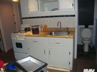 332 Brentwood Pkwy, Brentwood, NY 11717