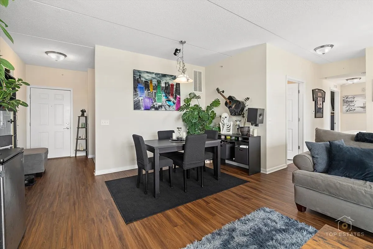 2 bed, 1284 sqft, $2,400 — Photo 3