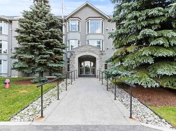 990 Golf Links Rd #301, Hamilton, ON L9K 1J8