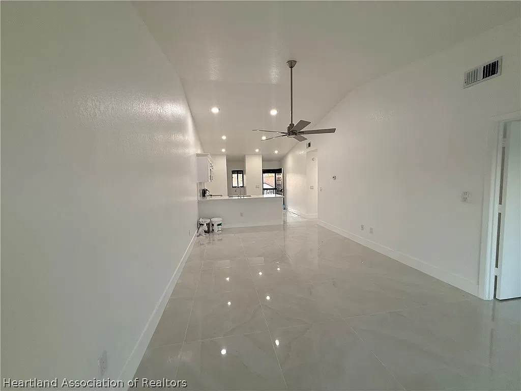 2 bed, 2.0 bath, 1003 sqft, $1,300 — Photo 3