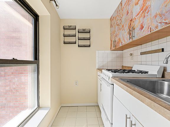 2nd image of 108 Summit St Floor 3