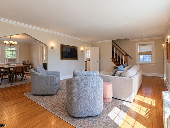 4th image of 8 S Oak Ct