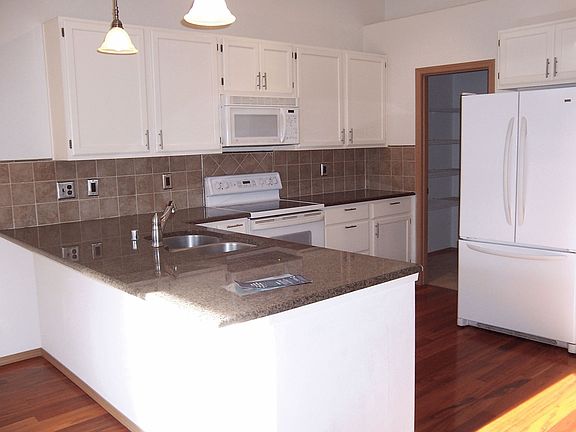 kitchen w/ walk-in pantry