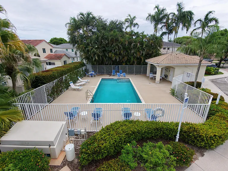 4907 Pelican Mnr — Photo 42