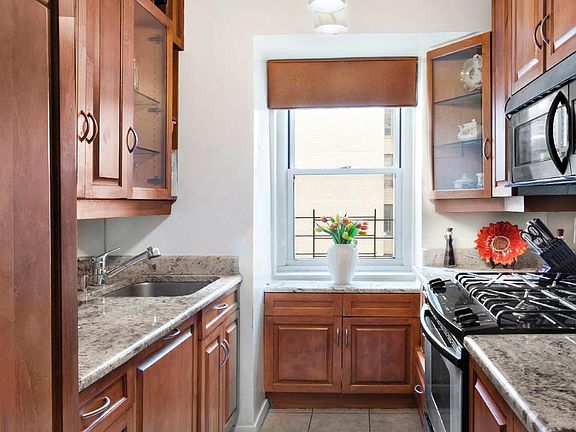5th image of 165 E 32nd St APT 21A