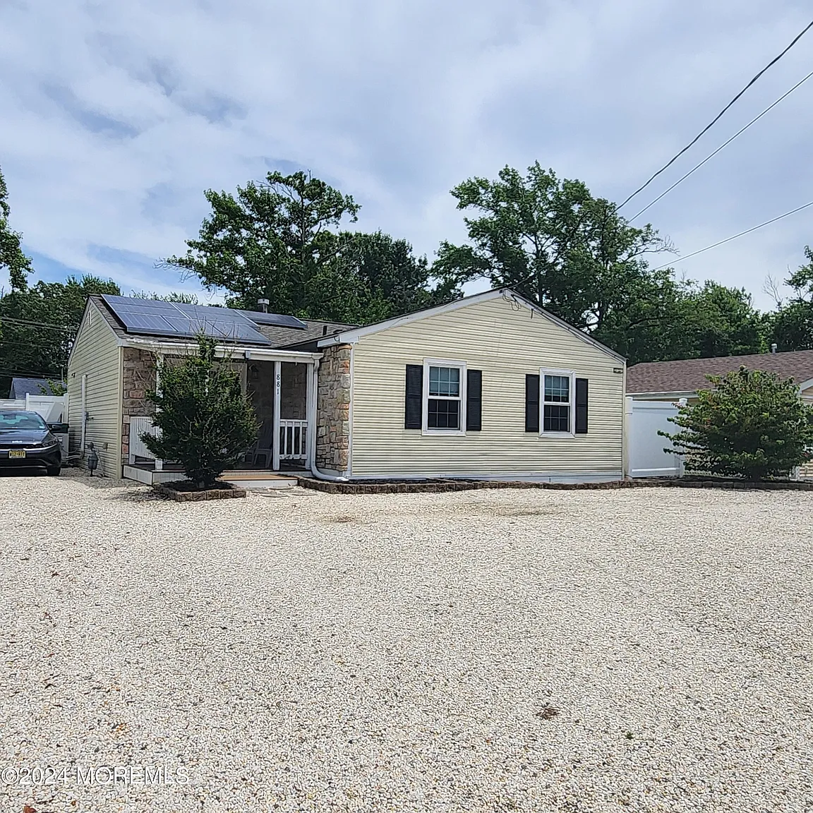 881 Radio Road photo 1