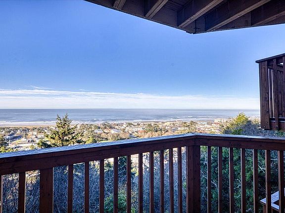 5th image of 333 Pacific View Dr