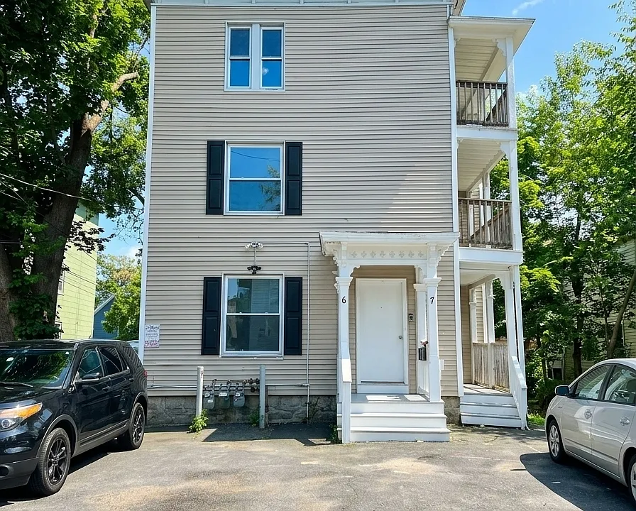 67 Burton St #1