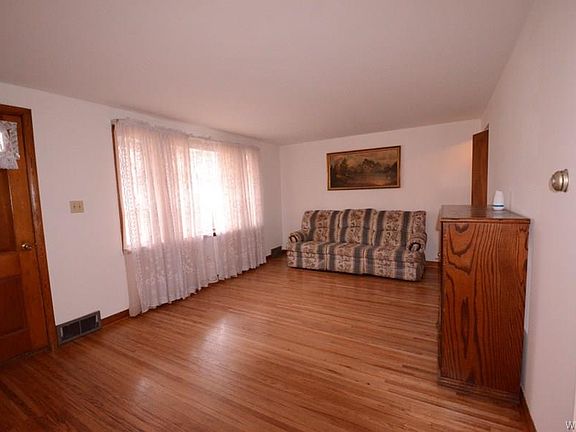 2nd image of 41 W Woodside Ave