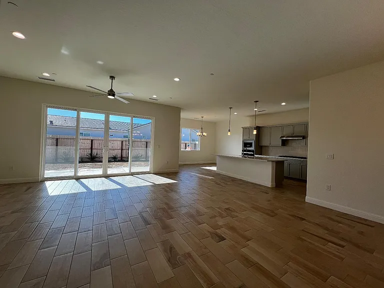 2112 Daffodil St — Photo 3