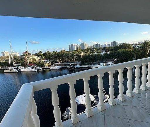 3rd image of 440 Paradise Isle Blvd APT 409