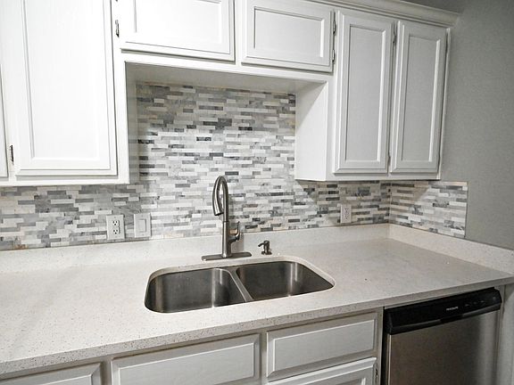 4th image of 502 N Sewell Dr Unit B