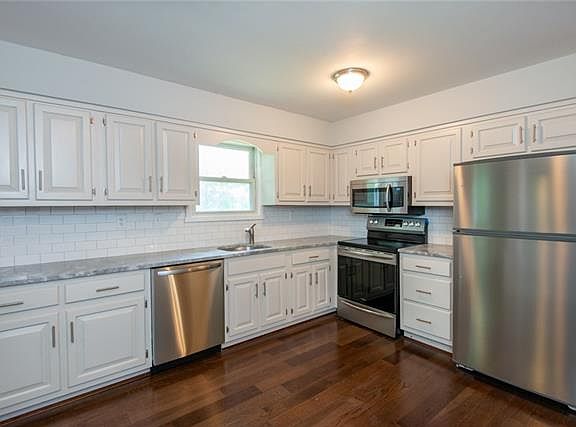 4th image of 6 Papania Dr