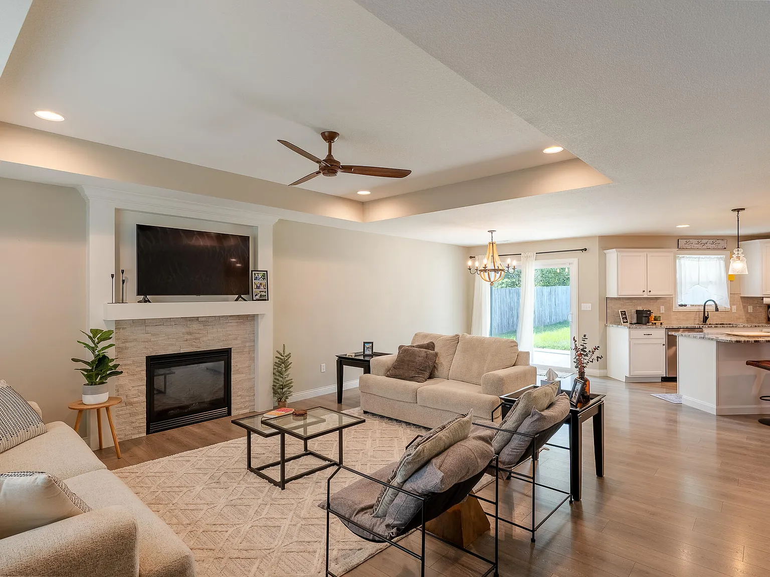 4 bed, 2.0 bath, 1976 sqft, $2,500 — Photo 4