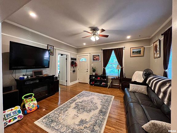 5th image of 509 W Sycamore St